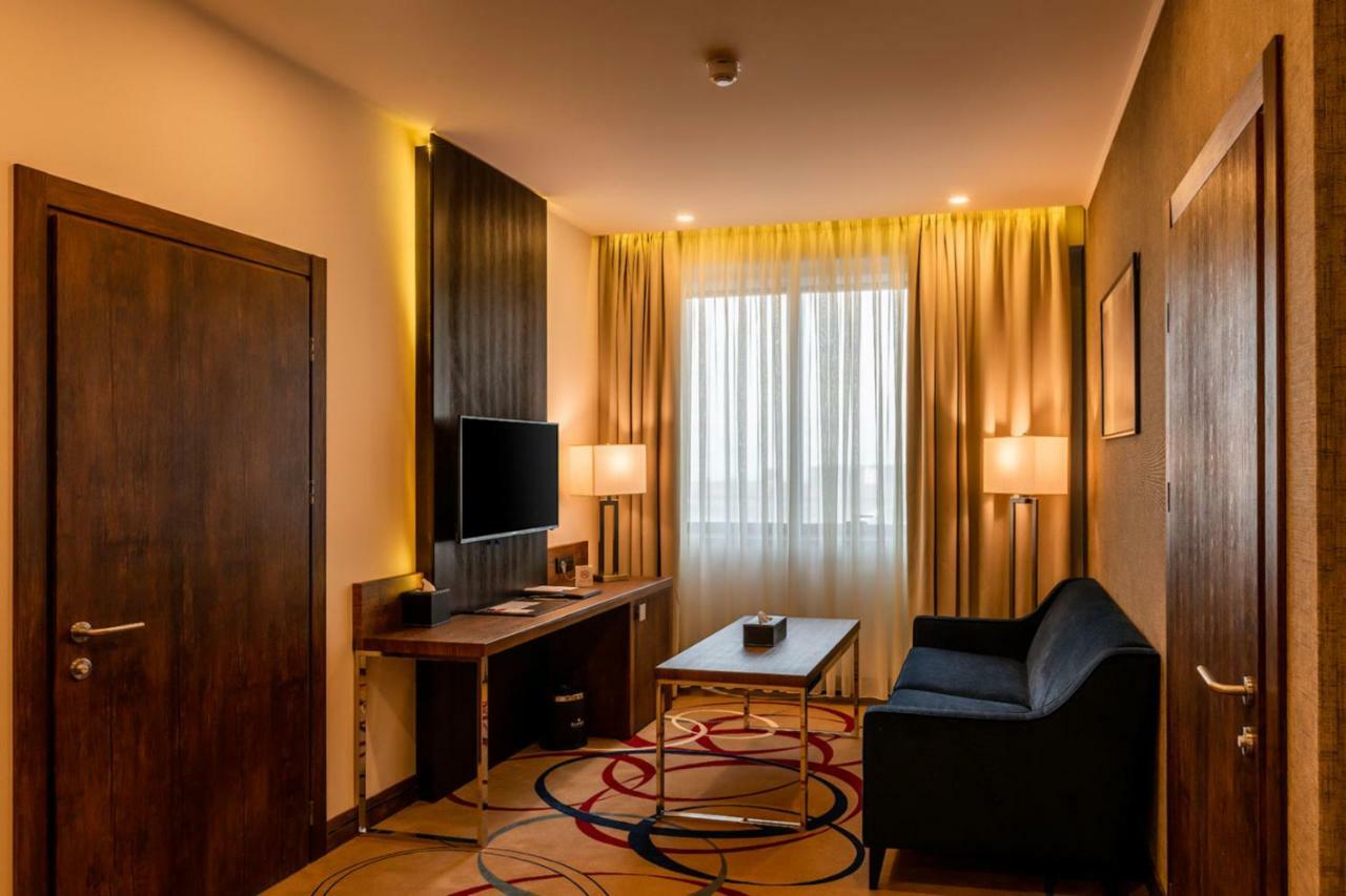 Ramada Hotel & Suites By Wyndham Erevan Exterior foto